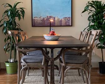 Private Bed and Bath Suite in Beautiful Townhome in EaDo.. - 休斯顿 - 餐厅