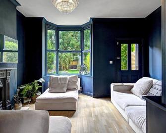 Pass the Keys Peaceful Boutique Period home Didsbury - 曼彻斯特 - 客厅