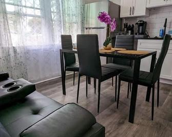 Luxury 3bed 1bath with free parking. Close to Philadelphia airport - 费城 - 餐厅