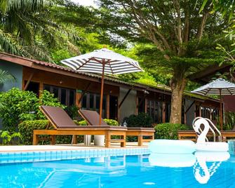 普吉岛暹罗青年旅馆 - 查龙 - 游泳池