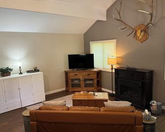Private and Cozy Guesthouse! Very Selective Booking! Sleeps 4! - 杰克逊 - 客厅