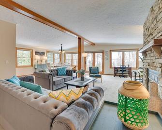 Cheboygan Getaway with Fire Pit and Lake Access! - 希博伊根 - 客厅