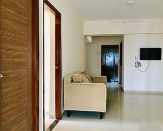 2 BHK serviced apartment - 孟买 - 客厅