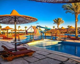 幸福纳达海滩度假酒店 - 玛萨阿兰 - 游泳池