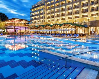 式索尔内塞巴尔宫酒店 - 内塞巴尔 - 游泳池