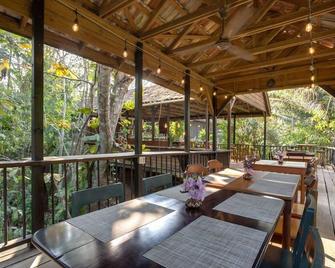 Romantic Jungle Suite w/ Lush Tropical Views, Private Bath, and Air Conditioning - 圣伊格纳西奥 - 餐馆