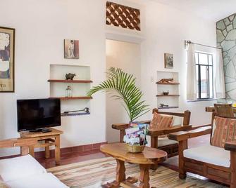 Villa Xochimilco-Mexican Colonial Home-Great Location,Perfect for Families-Pool - 库埃纳瓦卡 - 客厅