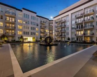 Resort-Style Apartments near The Galleria - 休斯顿 - 游泳池