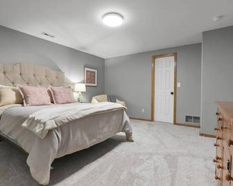 The Dwelling Place-\nspacious•2br•fireplace•big Tv•private Lower Level•two Parks - 科罗拉多斯普林斯 - 睡房