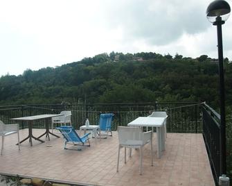 Agriturismo Ardizio 43 - 佩萨罗 - 阳台