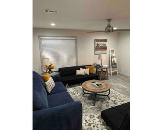 Double Down Suite : Unit A Casino Retreat & Pickleball Court - 萨克维尔 - 客厅
