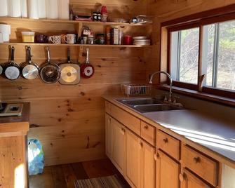 Escape from reality away to this beautiful off grid cabin located in Ticonderoga - 泰孔德罗加 - 厨房