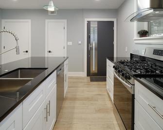 Luxury Condo 2br close to Metro & NIH Walter Rees/Sightseeing/Museums/Zoo/shops - 切维蔡斯 - 厨房