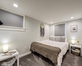 Stunner 3 Br Mil W/ Patio! - 西雅图 - 睡房