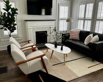 Newly Renovated Cottage including Driveway in Downtown Murfreesboro - 默夫里斯伯勒 - 客厅
