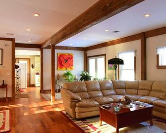 Berkshire Vacation Rentals: Peaceful Post and Beam Loft Sleeps 9 - 格利巴陵顿 - 客厅