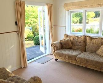 Ploughman's Cottage - Bay of Islands Getaway - 凯里凯里 - 客厅
