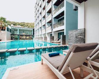 甲米布鲁索特尔酒店 - 奥南 - 游泳池