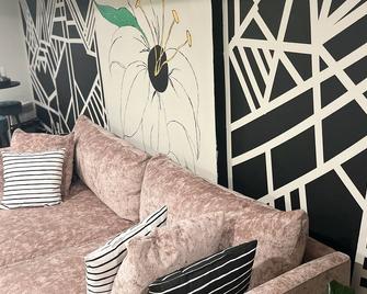Cozy Lux Four Bedroom Bed And Breakfast - 费城 - 客厅