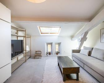 Chic Studio in Cannes: less then 10 Min walk from Beach and Palais des Festivals - 戛纳 - 客厅