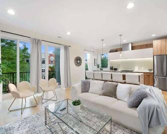 3 Bdr Astonishing New Apt Steps From Uni - 芝加哥 - 客厅