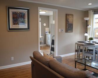 Cozy Crown Hill Carkeek Cottage w/3 Beds, Full Kitchen & Backyard in North Seattle - 西雅图 - 客厅