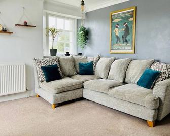 Nestee Apartments Top Floor Overlooking Torquay Harbour Pet Friendly - 托基 - 客厅