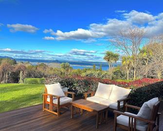 Acacia Bay Lodge- Private Manor with Lake and Garden views - 陶波 - 露台