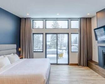 New studio with indoor fireplace and king bed - 弗尼 - 睡房