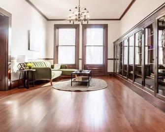 Luxe Manor Style 3 Floors Home | 6br / Abodebucks - 圣路易斯 - 客厅