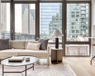 Sleek Lic 1br W/ Gym, Doorman, Elevator & Private Balcony, By Blueground - 皇后区 - 客厅