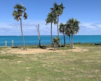 New upstairs 3 BR, 2 bath home, 150 yds from beach with beautiful clear water. - Port Royal - 海滩