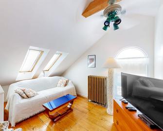 The Bean House Upstairs and Downstairs Unit - 卡姆登 - 客厅