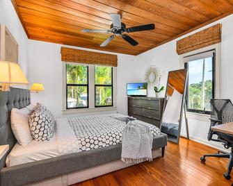 Stylish Historic Spanish Retreat Close to Beach! - 西棕榈滩 - 睡房