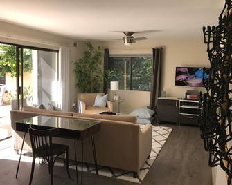 2 Bedroom Palm Springs Condo - 棕榈泉 - 客厅