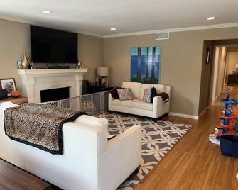 Newport Beach House super close to great hiking trails, 5min. drive to the beach - 纽波特海滩 - 客厅