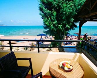 Vetoulas Suites n Studios in Stalos beach - 斯塔罗斯 - 阳台