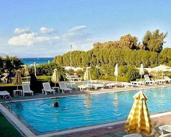 皮丽雅海滩酒店 - Ialysos - 游泳池