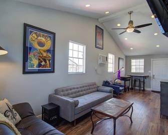 Charming Conti Nest with Large Courtyard - 新奥尔良 - 客厅