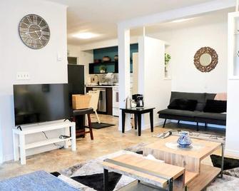 River View by the Border, stylish cozy centrally located in downtown St Stephen! - Saint Stephen - 客厅