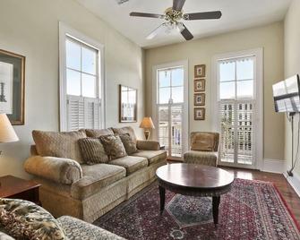 Sleeps 12, Three Blocks To Bourbon St. Great Space For A Group To Enjoy The Fq - 新奥尔良 - 客厅
