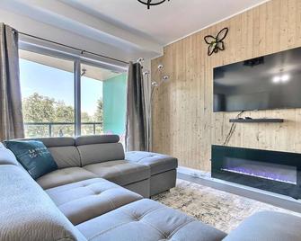 Good Vibes Only -Modern And Spacious 2 Bedroom Condo 4 Beds Free Parking, Gym - 魁北克市 - 客厅