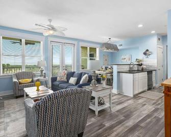Beach Bayby! Townhouse in Popular Pointe West. Resort Pools, Lazy River! - 牙买加海滩 - 客厅