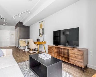 Classic Ballard 1BR w/ BBQ, Lounge & W/D, onsite retail, by Blueground - 西雅图 - 客厅