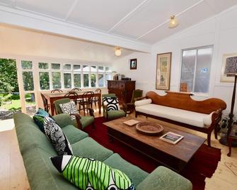 Plum Blossom Cottage - 卡通巴 - 客厅