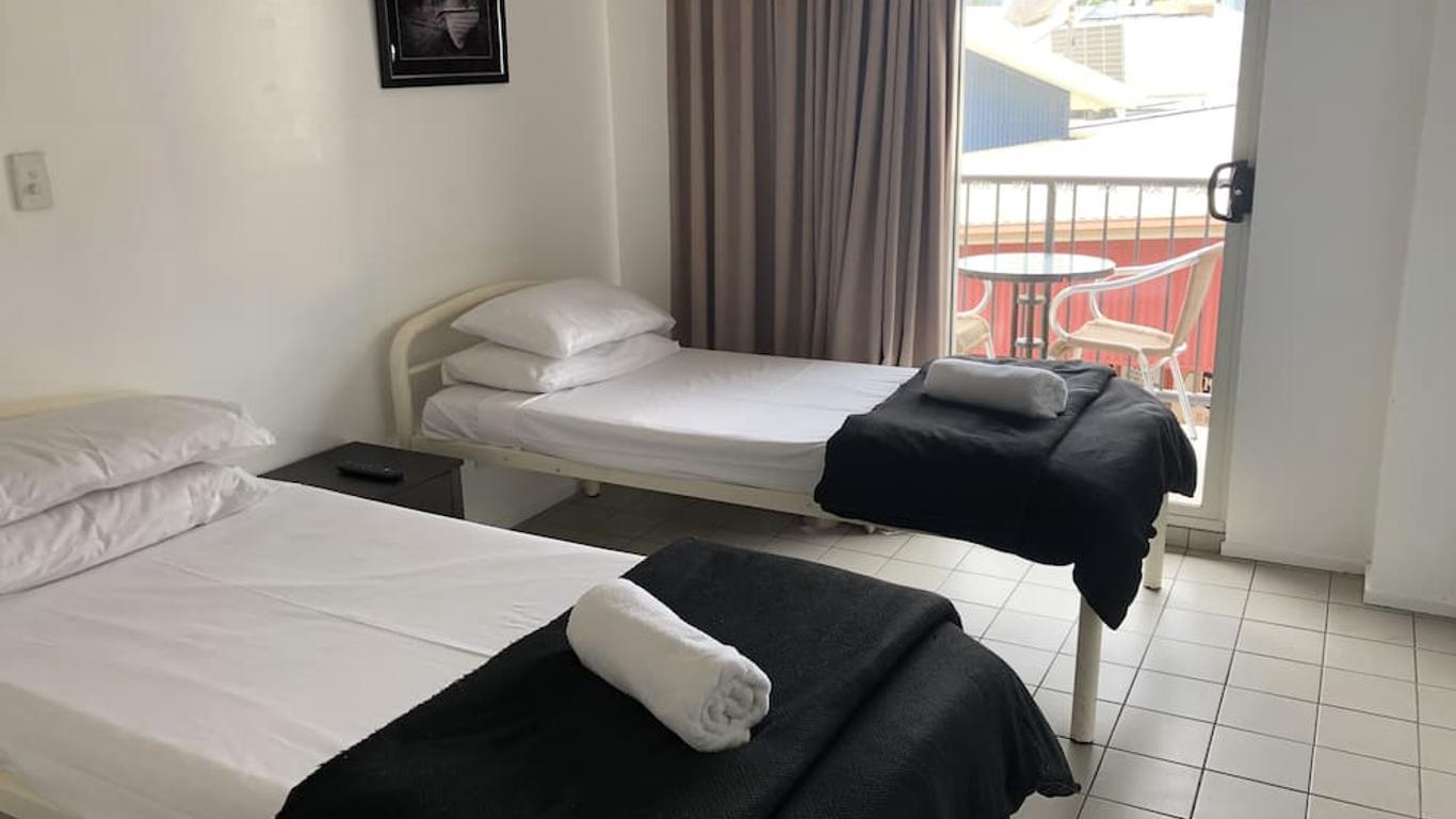 艾丽滨水背包旅馆