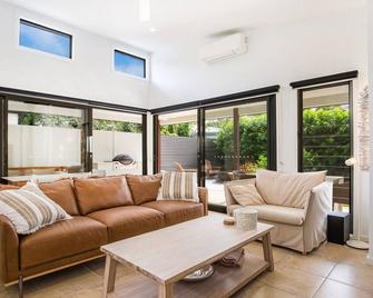 Rest Pet Friendly with Outdoor Bath 3 Mins Walk to Beach - 埃塔朗海滩 - 客厅