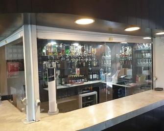艾尔姆赫斯特酒店 - 雷丁 - 酒吧
