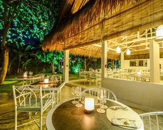 Romantic Private Villa facing the pool.Soft aqua handmade tiles and antiques. - Amlapura - 露台