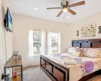 Comfy 4bd 3ba, Washer,dryer, Large Rooms, Kid's Corner, Sleeps 12 - 圣安东尼奥 - 睡房